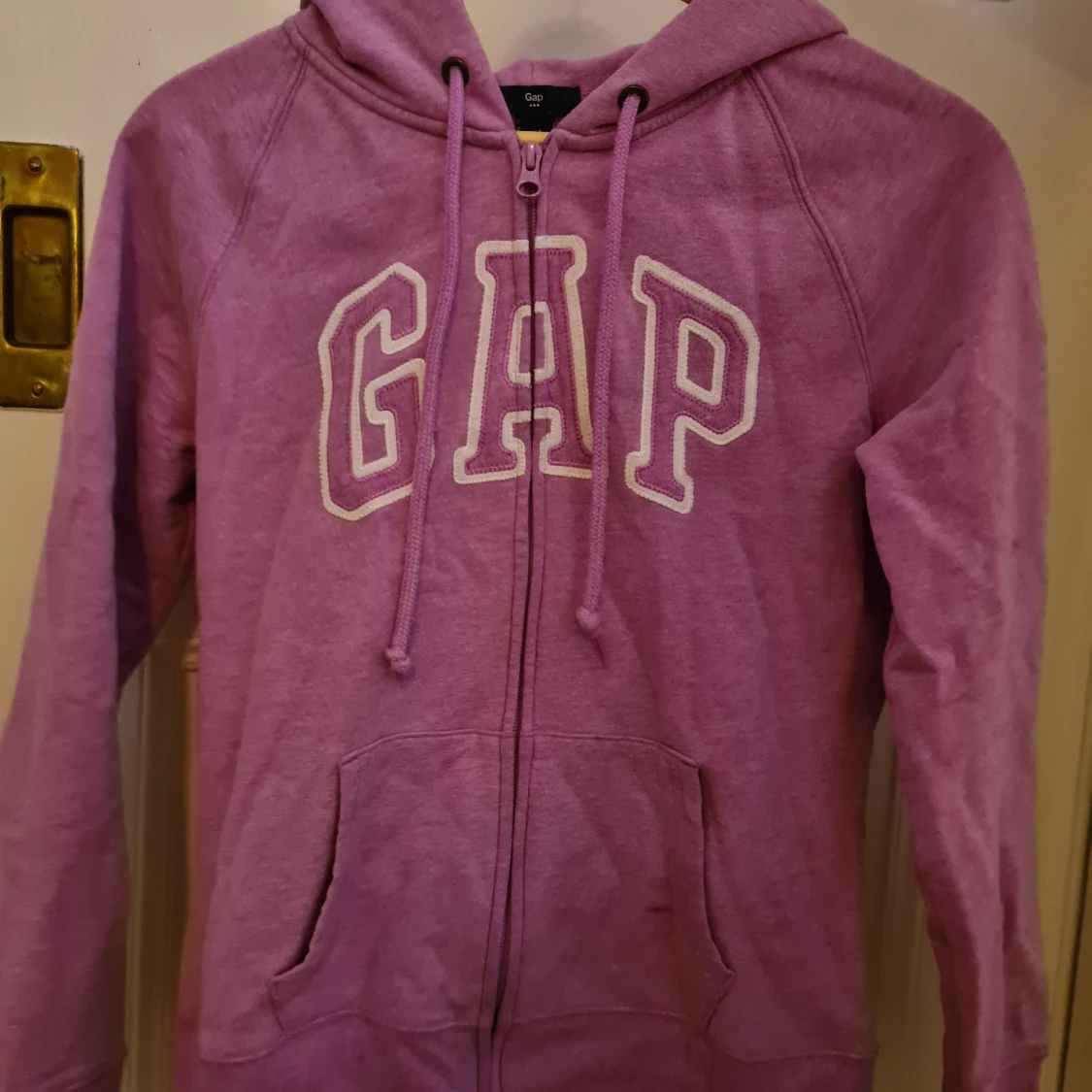 Lila hoodie från GAP