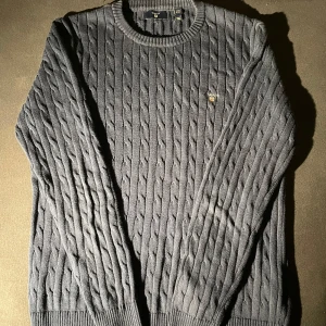 GANT cotton cable - Säljer denna stickade GANT tröjan nu. Skicket är väldigt fint och den är använd max 10 gånger. Säljer denna för att jag har blivit för stor för den och den ligger bara i min garderob. Om ni har några frågor är det bara att fråga på!🌟 pris går självklart att diskuteras