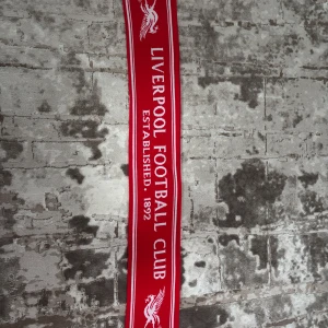 Liverpool FC Halsduk - Säljer denna halsduk som är helt ny och oanvänd ny kostar ca 400-300kr jag säljer för 250kr men vid snabb affär kan jag gå ner lite.