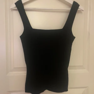 Ribbat linne - Svart ribbat linne från h&m, använd fåtal gånger 