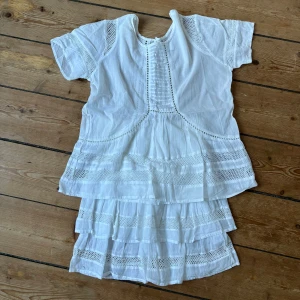 Volang set neo noir - Så gulligt set från neo noir. Strl S i kjol, M i topp. Men passar S/M. Fint skick. Lite genomskinliga. Säljer båda för 350 eller separat 200❤️om du klickar på köp nu så köper du båda 