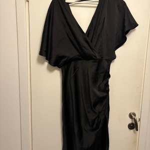 Svart omlottklänning - Öppen i ryggen, använd en gång