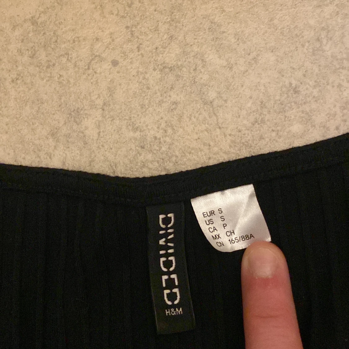 Svart ribbad klänning från H&M Divided - 90