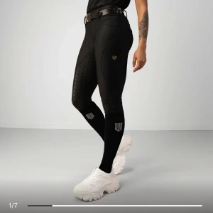 Svarta ridbyxor med detaljer - Snygga svarta ridbyxor från maya Delorez i modellen Performance! Använda 1 gång så i jättebra skick! Nypris: 1299 Mitt pris: 700kr