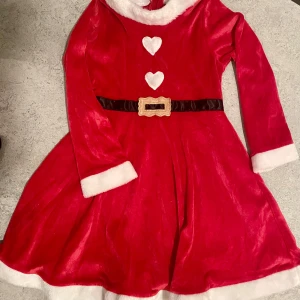 Röd julklänning tomtemor  - Två superfina röd julklänningar i jättebra skick från Lindex i storlek 8 år (128) Perfekt för julfirandet! 50kr för båda!