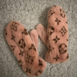 Rosa tumvantar  - Jättefina och så varma & bekväma tumvantar i fin rosa nyans. Bara använt dom ett fåtal gånger. Som nya! Till vuxna. Säljes för 100kr