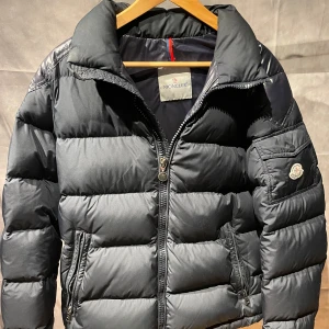 Moncler chevalier jacka - Säljer nu en skit skön och varm moncler jacka i toppen skick. Självklart äkta. Storlek 3 som motsvarar M. 