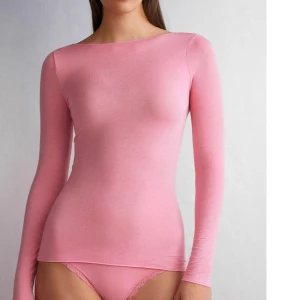 Rosa intimissmi topp - Säljer min rosa intimissmi topp!🩷 Nypris är ungefär 500kr. Den är använd max 3 gånger, så den är i jättebra skick