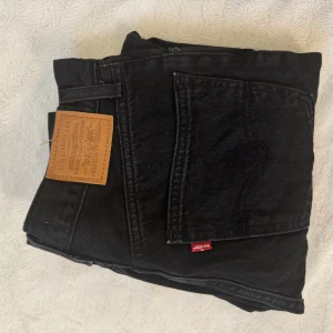 Svarta jeans från Levi's - Säljer ett par svarta Levi's jeans i modellen 70s slim straight. Nästan aldrig använda 💓. Köpta för 1500kr 