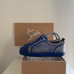 christian louboutin - Säljer nu dessa christian louboutin skor i väldigt fint skick! Storlek 40 men passar 41. Box och påse ingår samt extra nitar och snören. Såklart riktiga! Hör av dig vid minsta fråga.🙌