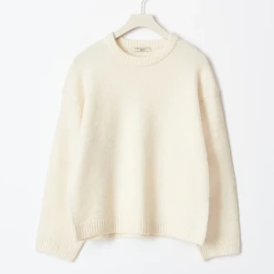 Vit stickad tröja från Gina  - Mysig vit stickad tröja från Gina. Har aldrig använd den men tog bort prislappen så den är som ny, bästa skicket man kan få