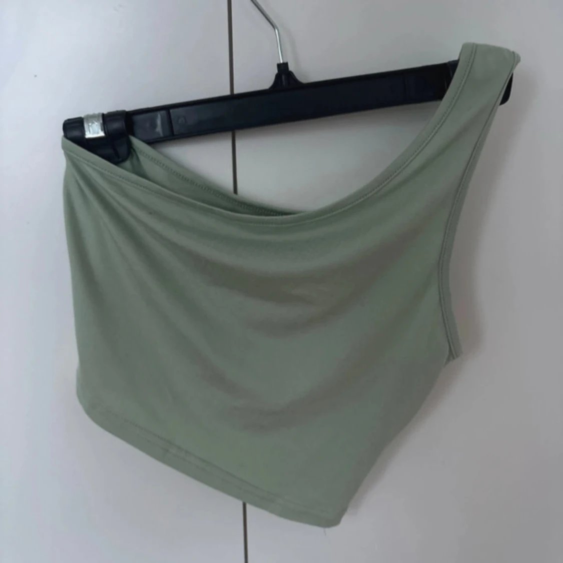 Grön oneshoulder topp