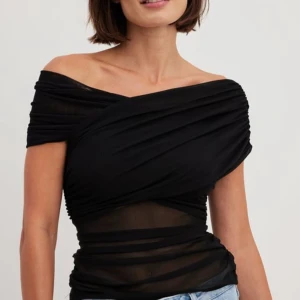 Off shoulder topp - Draperad mesh topp i storlek xs, använd en gång