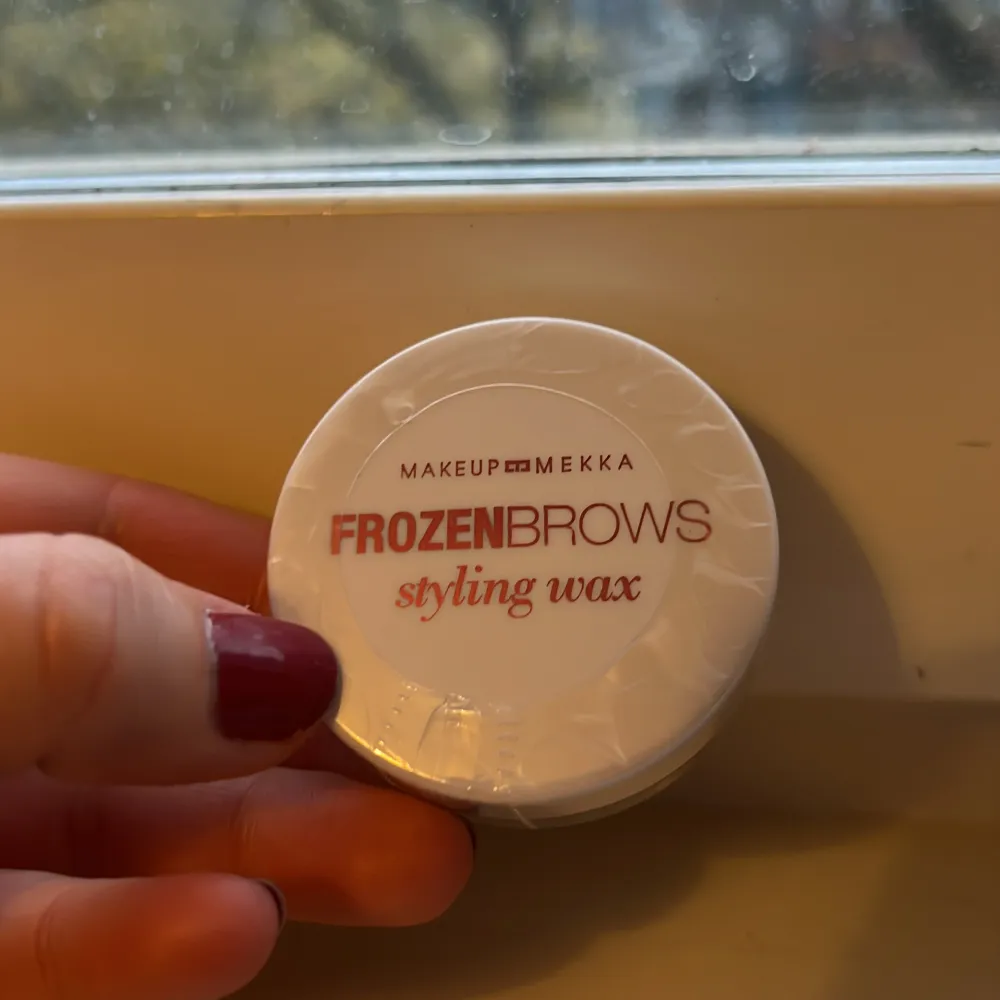 Säljer en Frozen Brows Styling Wax från Makeup Mekka som håller ögonbrynen på plats hela dagen. Oöppnad förpackning.. Skönhet.