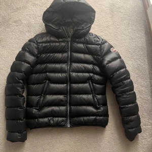 Colmarjacka - Svart jacka från Colmar. Köpt på Vinted men den var för liten. Ser ut som ny, har inga defekter. Ge prisförslag💕