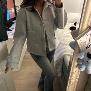 Grå kappa med knappar - Säljer en stilren grå kappa i mycket bra skick! Aldrig använt denna jacka, tyvärr inte kommit till användning. Har en normal passform.💖Passar xs-m.
