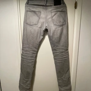 Grå jeans från Hugo Boss - Säljer ett par snygga grå jeans från Hugo Boss i bra skick. De har en klassisk femficksdesign och en stilren look. Perfekta för både vardag och fest! Passar till det mesta och är superbekväma.
