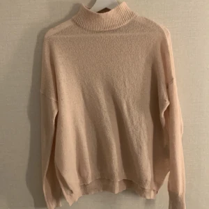 Ljusrosa stickad polotröja från Gina Tricot - Säljer då den aldrig kommit till användning. Jätte bra skick 