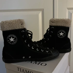 Svarta Converse All Star med foder - Säljer ett par svarta Converse All Star med mysigt foder. Perfekta för kyligare dagar med sin varma insida. Skorna har klassisk snörning och den ikoniska loggan på sidan. De är i mycket bra skick och redo för nya äventyr 🌟orginalpris 900kr