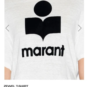 Vit t-shirt från Isabel Marant -  Populär Vit t-shirt från Isabel Marant med svart logotyptryck på framsidan❣️❣️Originalpriset är 1850