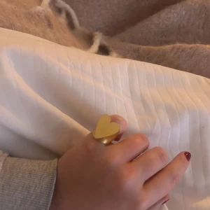 Guldfärgad ring med hjärta från Zadig & Voltaire - Asball klackring i silver med guld överdrag  från Zadig & Voltaire med ett stort hjärta på toppen. Perfekt för att ge en touch av kärlek till din stil. 💛.                                                                                    Köpt för ca 2000kr 
