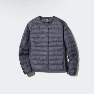 Grå blå pufferjacka - Säljer en stilren grå blå pufferjacka med rund hals och långa ärmar från uniqlo.  Jackan har en quiltad design och är perfekt för kyligare dagar. Den är lätt och är i jätte fint skick. Knappt använd. Storlek M men passar för mig som också bär S. Köptes för 899kr.