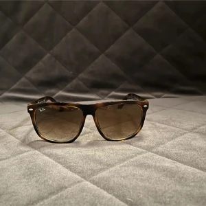 Ray-ban boyfriends - Säljer nu dessa feta glajjor pågrund av att de ej kommer till användning längre. Väldigt bra skick syns knappt att de är använda.Nypris runt 1400 säljes här för 950kr! Hör av dig vid frågor eller funderingarna