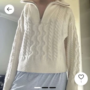 Vit stickad tröja med dragkedja - Mysig vit stickad tröja med kabelstickat mönster och dragkedja vid halsen. Storlek Xs🩷 Kom privat för fler bilder 🩷
