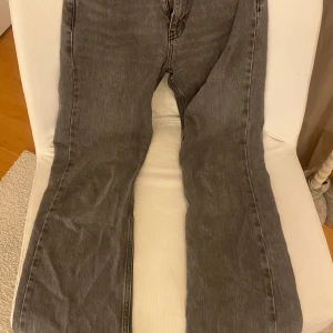 Grå jeans från Gina tricot - Säljer ett par grå jeans från Gina tricot. De har en klassisk design med dragkedja och knapp framtill. De är perfect bootcut, ganska avslappnade. Jättebra skick utan dieffekter. Nypris 600