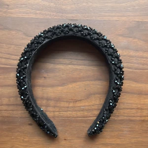 Svart diadem med stenar - Säljer såå fint diadem med med glittriga stenar🤩Perfekt för både vardag och fest!!❤️‍🔥❤️‍🔥