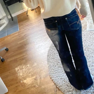 Mavi jeans - Säljer mina superfina Mavi jeans som är i nyskick❤️ Har endast använt dem få gånger och dem har inga defekter☺️Midjemåttet är 35cm rakt över och innerbenslängden är 76cm❤️