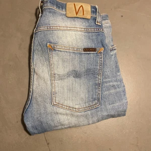 Grim Tim - Snygga ljusblå jeans från Nudie. Grim Tim:W31-L34, jag är 181 och närmare 70kg passar bäst på någon som är längre då de viker sig på mig.