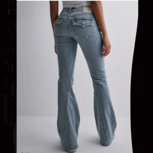 True religion jeans - Snygga lågmidjade jeans i modellen joey low Rise från true religion🫶 Knappt använda och är i superfint skick. En liten slitning längst ner på benet, men det är inget som märks alls när man har på sig de. Säljer då de är i fel storlek på mig❤️ Nypris: 1300
