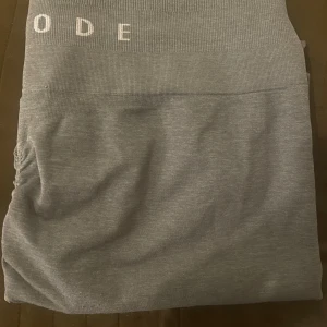 Grå Scrunch Tights från Relode - Snygga grå scrunch tights från Relode, perfekta för träning. De har en hög midja och en tight passform som framhäver formerna. Materialet är stretchigt och bekvämt, vilket gör dem idealiska för intensiva träningspass. väldigt bra skick❤️