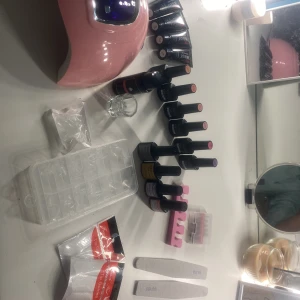 Nagelkit med UV-lampa och gel  - Komplett nagelkit med saker från mestadels Shein. Bland annat en rosa uv-lampa, olika gel och massor av annat. Hör av er vid frågor och intresse!