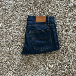 Tiger of Sweden jeans - Tja, jag säljer mina mörkblåa Tiger of Sweden jeans i storlek W30 L32. Det finns lite smuts här och där på jeansen, men det försvinner förmodligen i tvätten. Skriv till mig vid frågor! 💬 