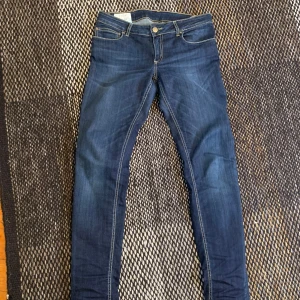 Dondup jeans  - Tja, säljer nu ett par tvär feta dondup jeans i otroligt bra skick. Modellen på bilden är 177 cm och väger 64kg. Fickorna är lite mindre än vad de brukar vara då det är en sådan modell. 
