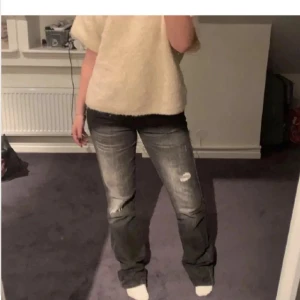 ltb jeans  - Säljer eftersom de är för stora på mig! Har sprättat upp jeansen vid fötterna men inget som är fult, skriv för bilder💕💕bilderna är ej mina