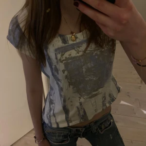 Vit och blå mönstrad t-shirt - Jätte fin, nyskick!😊