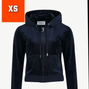 Mörkblå velourjacka med huva - Säljer en snygg mörkblå velourjacka från Juicy Couture. Jackan har en dragkedja framtill och en praktisk huva med snörning. Perfekt för en avslappnad stil.