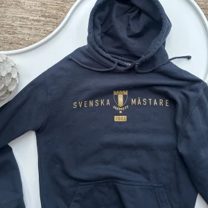 Malmö FF hoodie - MFF svenska mästare hoodien från 2020 när dom vann guldet. Mörk marinblå färg med stilrena guldiga detaljer. Fint skick!