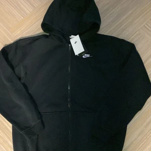 Svart Nike hoodie - Säljer denna oanvända svarta hoodie från Nike. Tröjan är helt ny och inte använd då den är för stor och inte går att returnera. Pris kan diskuteras 