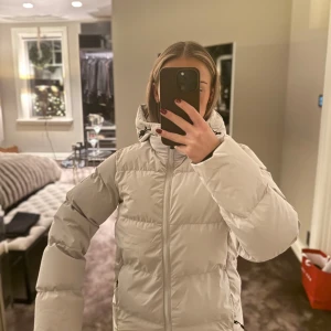 HELT NY!!! dunjacka - Dunjacka/skidjacka från McKinley i nyskick, tappade bort kvittot så får sälja istället för returnera 🩷🩷nypris 1499kr