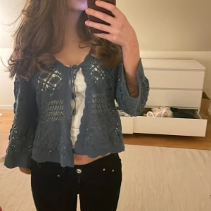 Blå spetskofta - Snygg blå kofta med spetsdetaljer och knappar framtill. Köpt utomlands!