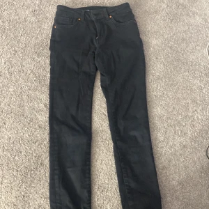 Svarta jeans Peachy Low - Snygga svarta jeans från Peachy i modellen Low. De har en låg midja och en tight passform som framhäver figuren. Perfekta för en stilren look.