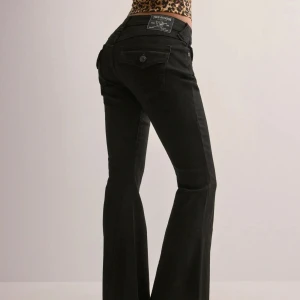 Svarta bootcut jeans - Säljer mina älskade populära True religion joey low rise jeans då de är lite stora för mig. Storlek W27 och i jättefint skick. Ett litet hål vid fickan som är ihopsytt och syns inte alls!!! 💕💕