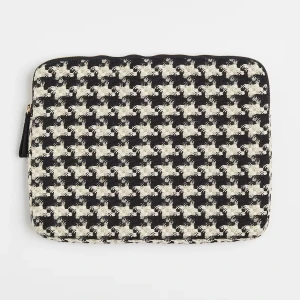 Datorfodral från hm - Jättefint datorfodral från hm! Använt en del så det är lite nopprigt💕