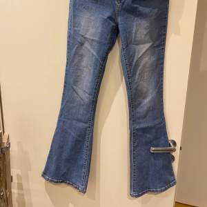 Snygga blå bootcut jeans med klassisk femficksdesign. Perfekta för en avslappnad stil. De har en bekväm passform och är tillverkade i ett slitstarkt denimtyg. 