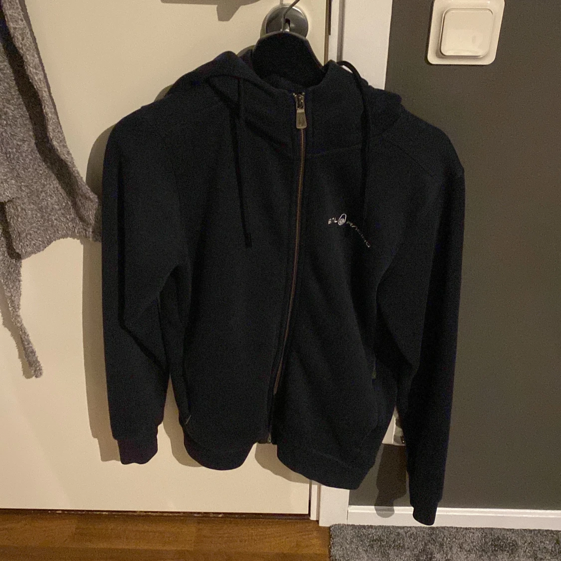 Svart hoodie med dragkedja