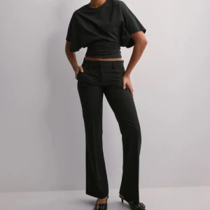 Nelly kostymbyxor low wasit Flare Suit pants 34  - Helt nya kostymbyxor från Nelly. Är en blandning av raka och flare i passformen och är lågmidjade. Lappen sitter kvar. Säljs då de var för stora och jag ej kan returnera de längre. Köpta för totalt 469 kr 